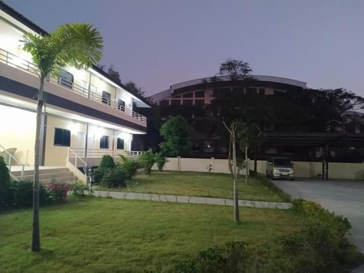 Sunray Guesthouse สุนันท์บ้านพักริมคลอง يوثاي ثاني المظهر الخارجي الصورة